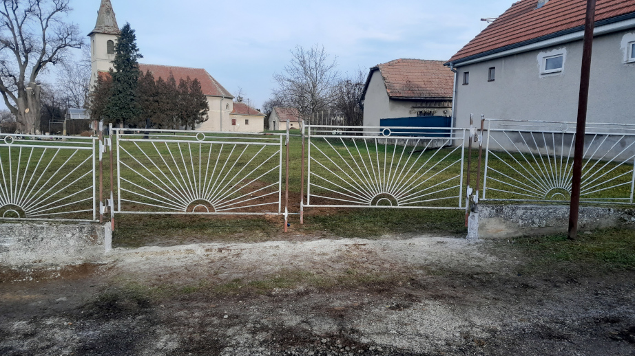 Vybudovanie jednoduchého vstupu a brány na cintorín v Obsolovciach.