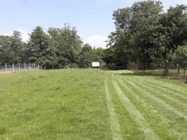 Priebeh prác. Porast nie je veľký a tak stačila traktorová kosačka.