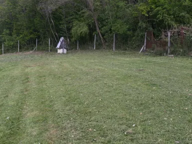 Pohľad na ručnú studňu, ktorá sa nachádza v hornej časti pozemku. Keď sme prišli na tento pozemok prvý krát, o tejto studni sme ani nechyrovali. Napriek tomu, že sa studňa nachádza v polovici kopca, pod lesom, nie je taká hlboká ako by si niekto myslel. 