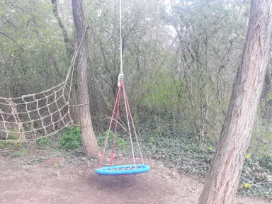 Ďalšia časť detského ihriska obklopená náletovými drevinami. 