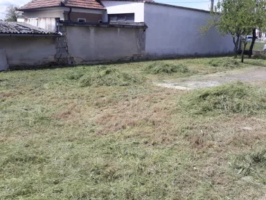 Pokosená predná časť záhrady. 